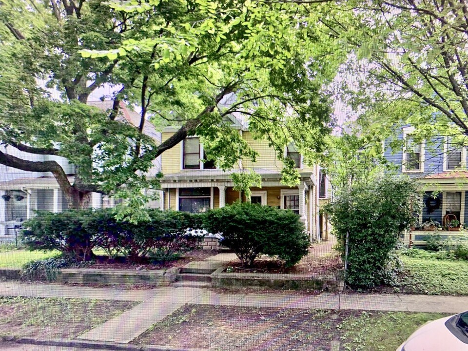 1230 Highland St, Unit downstairs half unit in Columbus, OH - Foto de edificio