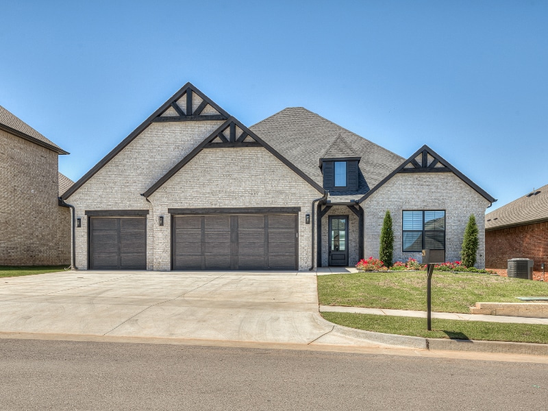 2217 Los Angeles Ave in Edmond, OK - Building Photo