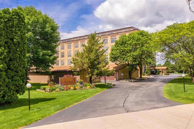 1545 Arboretum Dr, Unit 406 in Oshkosh, WI - Foto de edificio - Building Photo