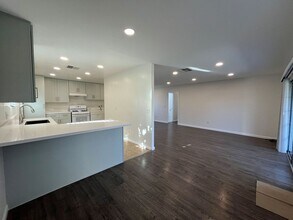 23844 Victory Blvd in Los Angeles, CA - Building Photo - Building Photo