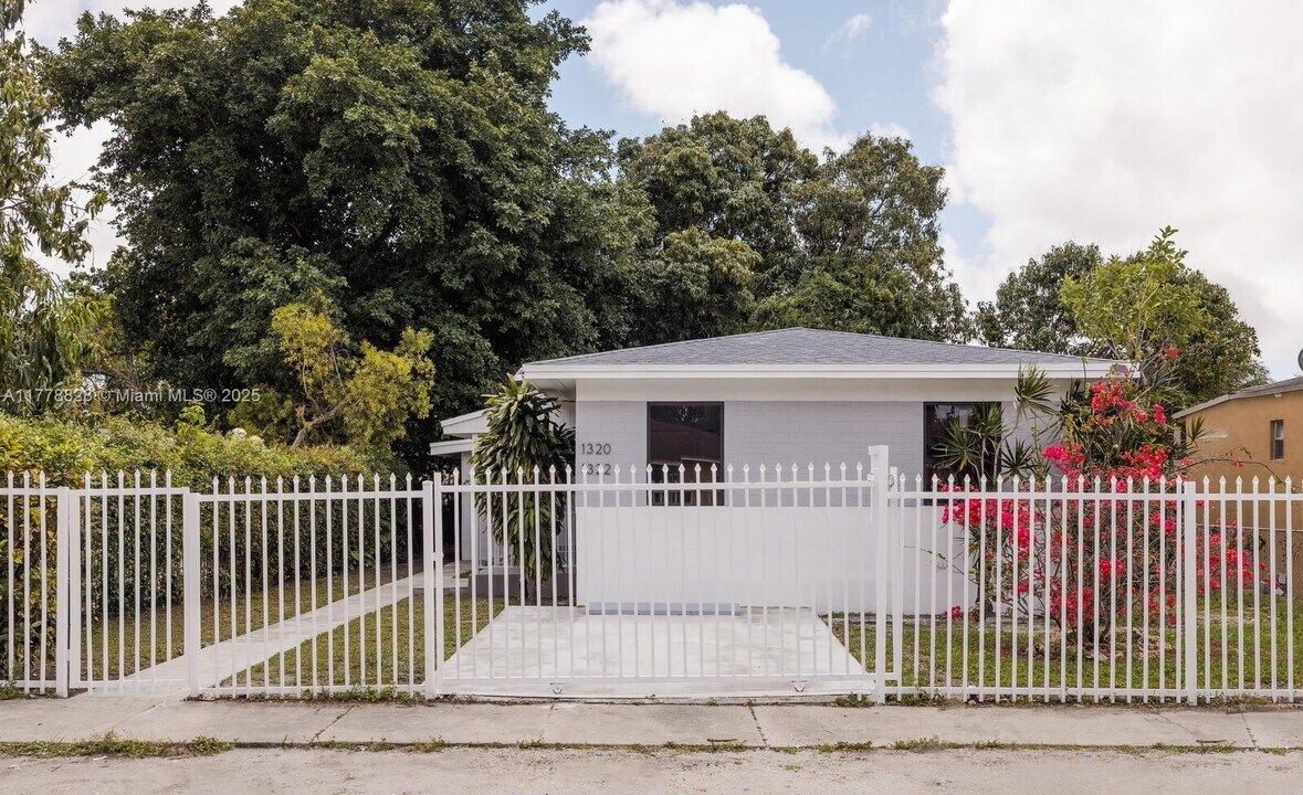 1320 NW 44th St in Miami, FL - Building Photo