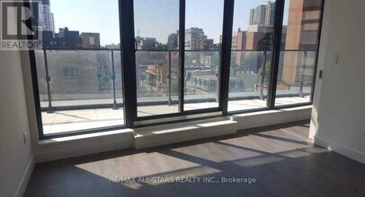 215 Queen St W in Toronto, ON - Building Photo - Building Photo