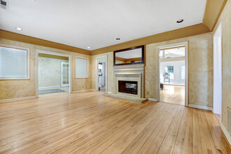 10915 White Oak Ave in Granada Hills, CA - Foto de edificio - Building Photo