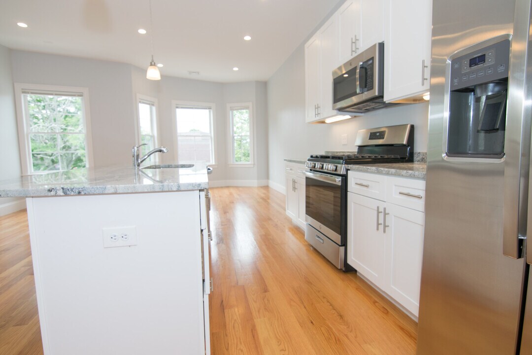 10 Islington St, Unit 1 in Boston, MA - Building Photo