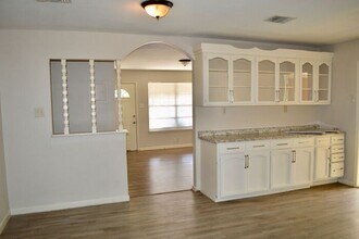 6451 Buena Vista St in San Antonio, TX - Building Photo - Building Photo