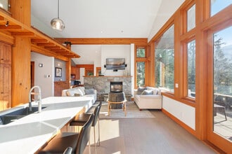 5138 Raven Ln in Whistler, BC - Building Photo - Building Photo