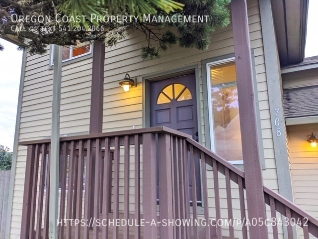 708 SW Bay St in Newport, OR - Building Photo