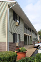 West Jefferson Apartments in Mishawaka, IN - Building Photo - Building Photo