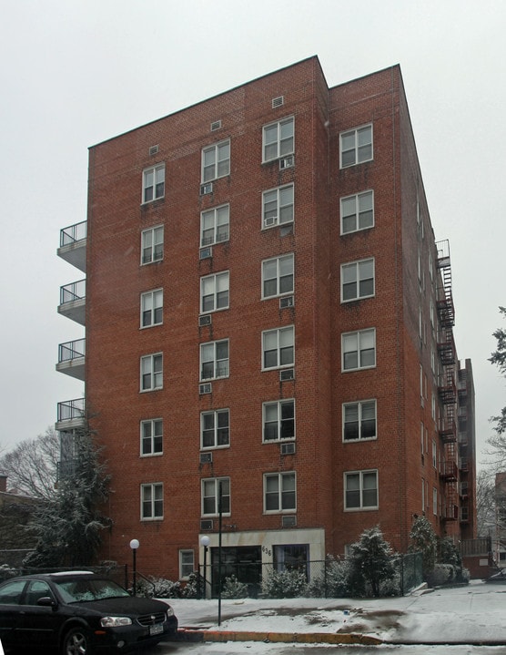 636 N Terrace Ave in Mount Vernon, NY - Building Photo