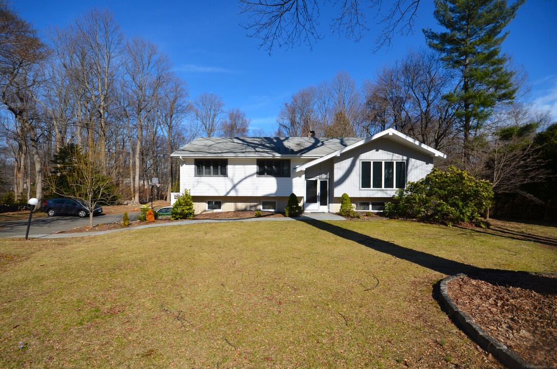 442 Surrey Ln in Fairfield, CT - Building Photo