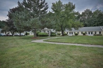 Briston Manor West in Bedford, NH - Foto de edificio - Interior Photo