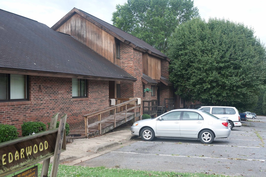 Cedar Wood Apartments in Newton, NC - Building Photo