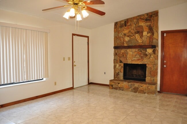 916 Spring St NW in Palm Bay, FL - Foto de edificio - Building Photo