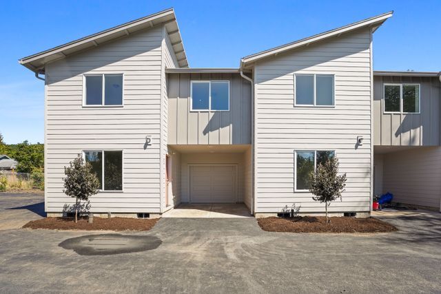 Sherman Townhomes in Sheridan, OR - Building Photo - Building Photo