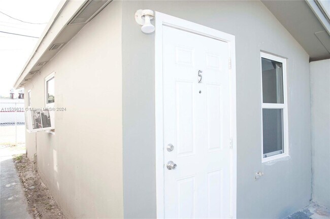 1323 N Federal Hwy-Unit -5 in Hollywood, FL - Building Photo - Building Photo