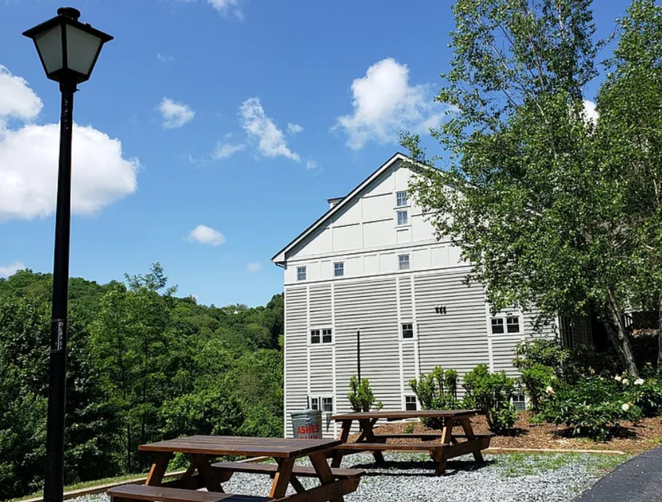 175 Hawks Peak Ln in Banner Elk, NC - Building Photo