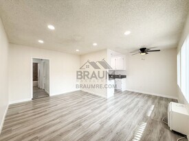 5461 Kester Ave, Unit 201 in Los Angeles, CA - Building Photo