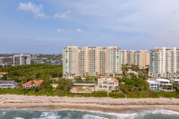 Birghton Beach Condos in Highland Beach, FL - Foto de edificio - Building Photo