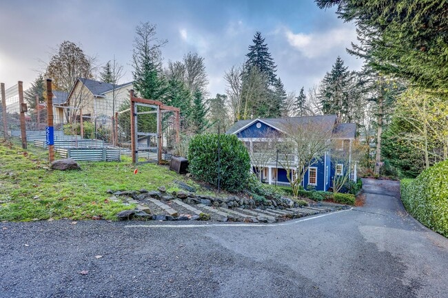 2215 Douglas Dr NE in Bainbridge Island, WA - Building Photo - Building Photo
