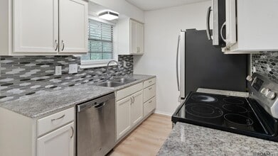 9851 Jefferson Hwy, Unit H12 in Baton Rouge, LA - Building Photo - Building Photo