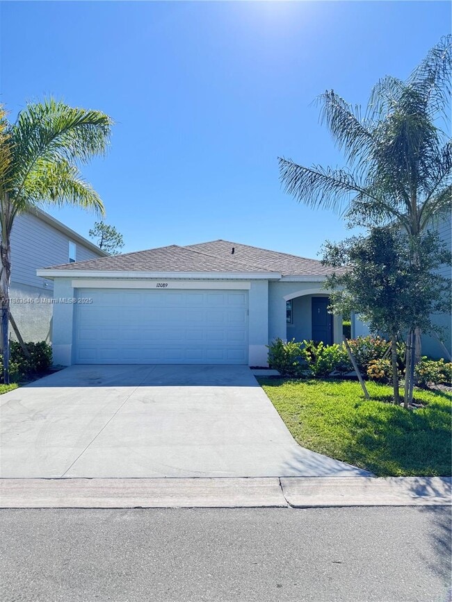 12089 Monterey Pine Ln in Ft. Myers, FL - Building Photo - Building Photo