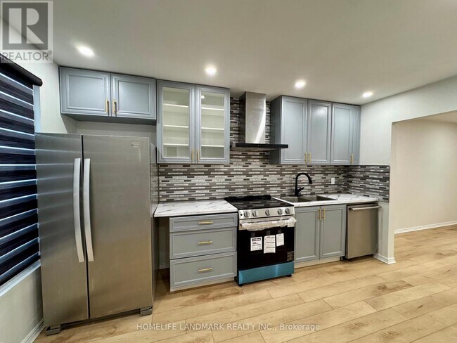 526 Sandford St in Newmarket, ON - Building Photo - Building Photo