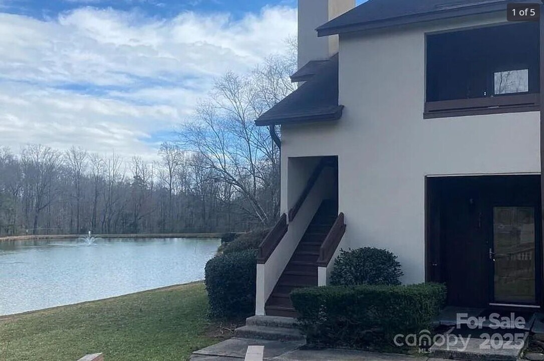 5718 Dockside Dr in Charlotte, NC - Building Photo