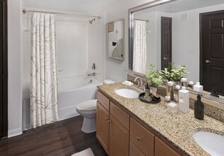 300 W 3rd St in Austin, TX - Foto de edificio - Building Photo