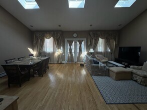 7 Henry St in Great Neck, NY - Building Photo - Building Photo
