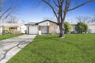 512 Livingston Dr in Hurst, TX - Building Photo