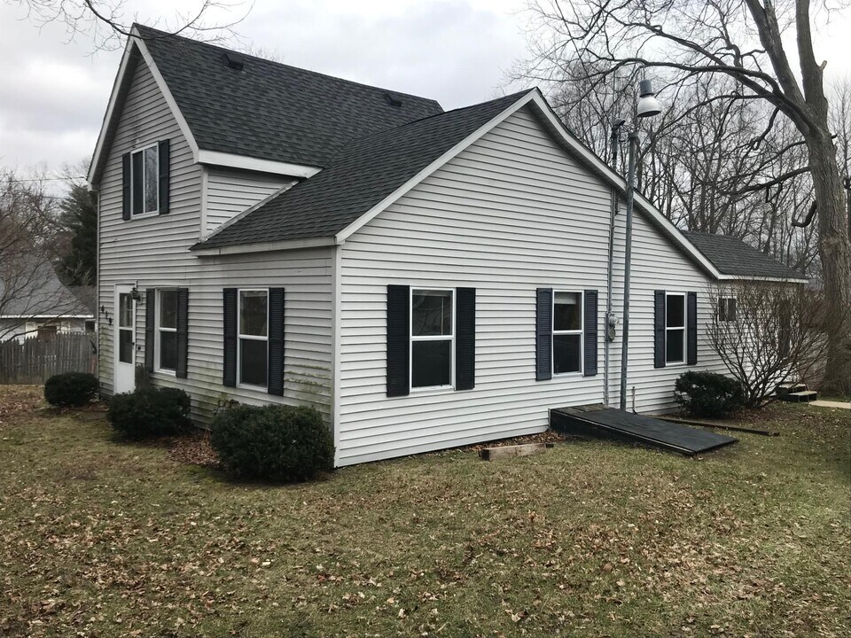 419 Harley St in Jonesville, MI - Building Photo