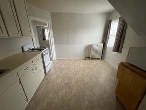 834 Paris Ave NE in Grand Rapids, MI - Foto de edificio - Building Photo