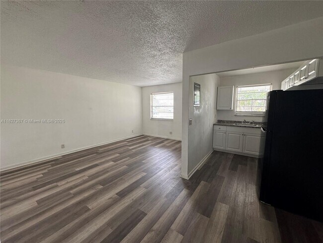 400 SE 9th Ct in Hallandale Beach, FL - Building Photo - Building Photo