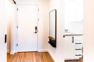 49 Navasota St in Austin, TX - Building Photo - Building Photo