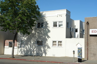 5456 Lawton Ave in Oakland, CA - Building Photo - Building Photo