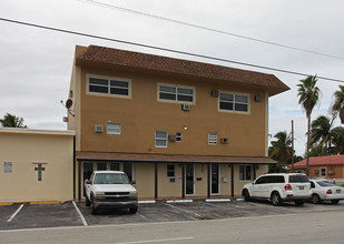 Hollywood Park Complex Apartments in Hollywood, FL - Building Photo - Building Photo