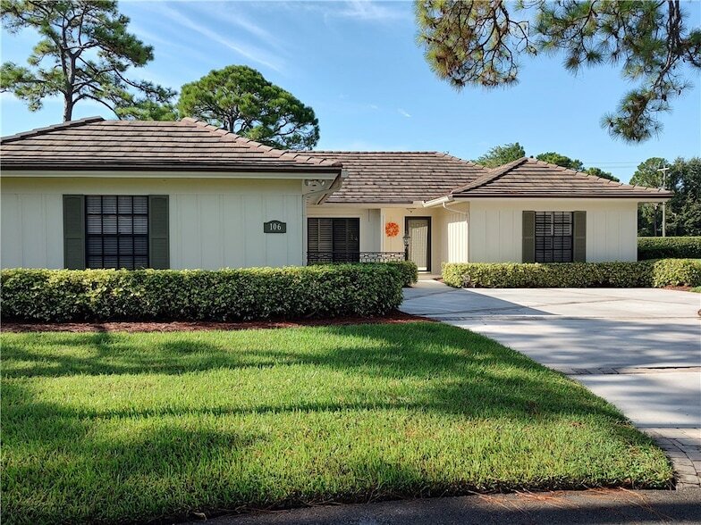 106 Prestwick Cir in Vero Beach, FL - Building Photo