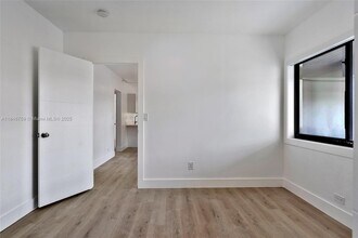 711 Beacom Blvd in Miami, FL - Building Photo - Building Photo