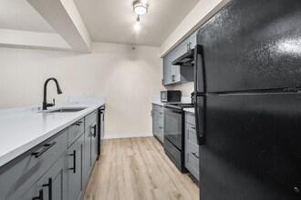 12040 Bridgeport Way SW in Lakewood, WA - Building Photo - Building Photo