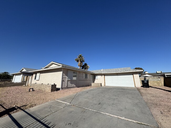 4422 E Newton Dr in Las Vegas, NV - Building Photo - Building Photo