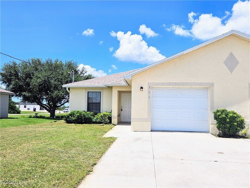 904 Nelson Rd N in Cape Coral, FL - Building Photo