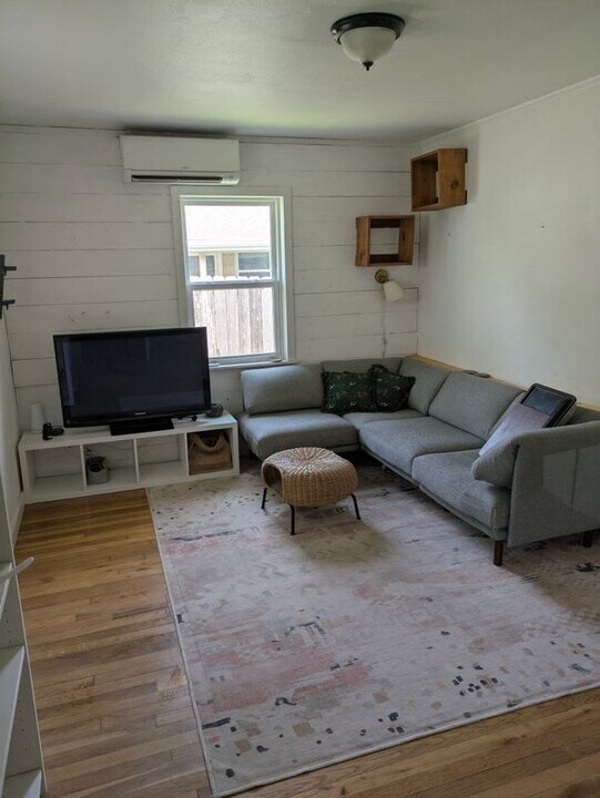 4703 Oak Cliff Dr in Austin, TX - Building Photo