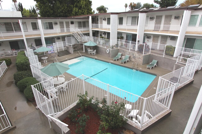 Encino Woodley Apartments in Encino, CA - Building Photo - Building Photo