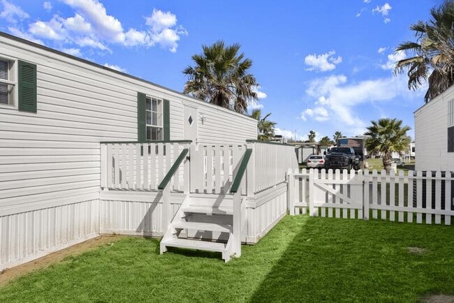 5040 St Kitts Calle in Dickinson, TX - Building Photo - Building Photo