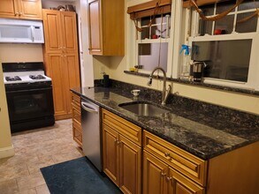 94 Gill St, Unit Frist floor Apt 1 in Avon, MA - Building Photo - Building Photo