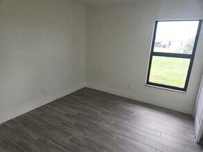 544 SE 5th Pl in Cape Coral, FL - Building Photo - Building Photo