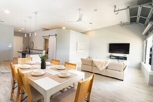 1111 S Akard St, Unit 405 in Dallas, TX - Building Photo