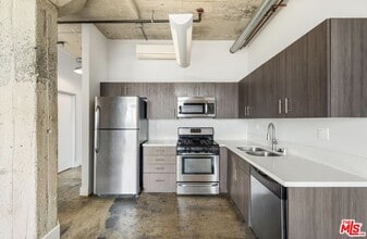 825 East 4th St in Los Angeles, CA - Building Photo - Building Photo