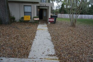 8536 Colony Pine Cir W in Jacksonville, FL - Building Photo