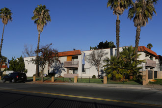 The Courtyard Apartments in Hemet, CA - Foto de edificio - Building Photo